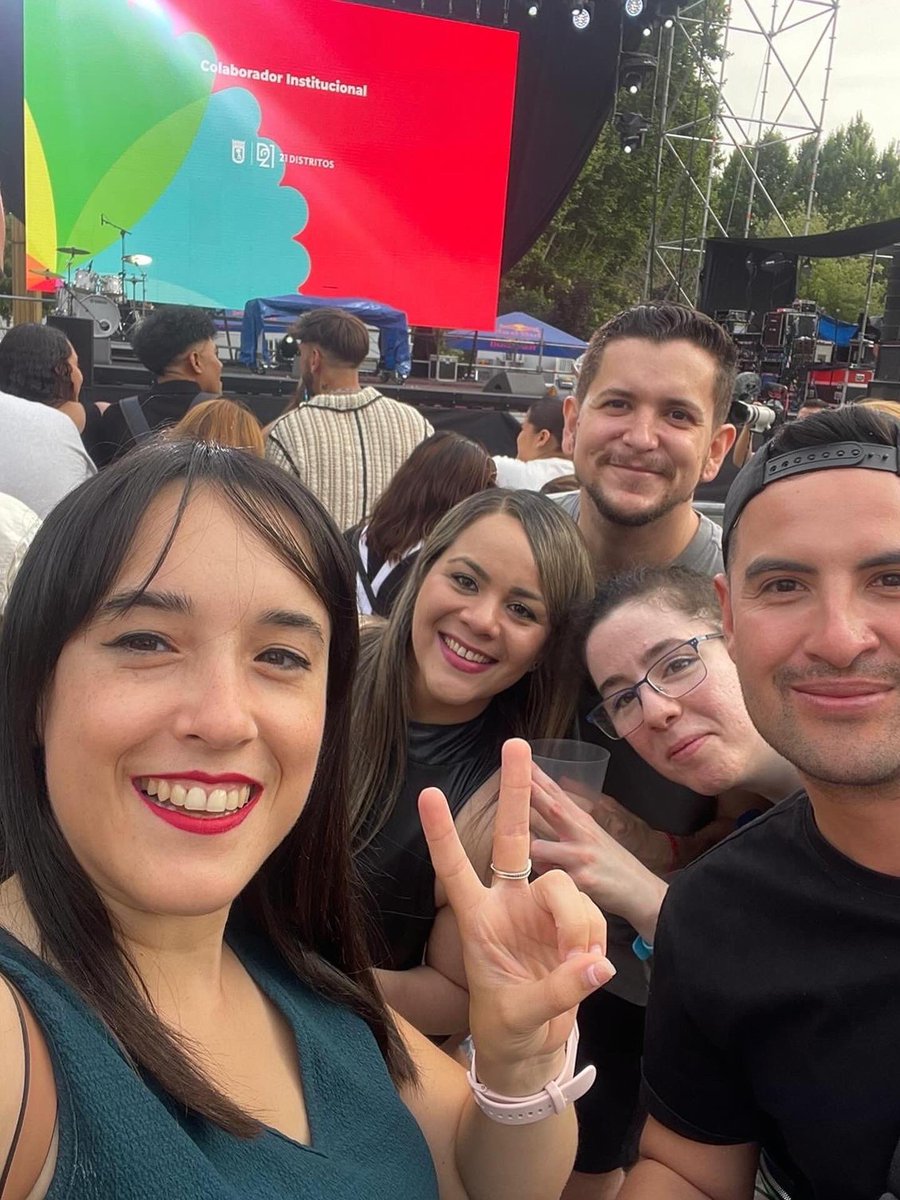 JessiAlexandra1's tweet photo. 🎶Qué bonito que nos encontramos y más bonito si nos abrazamos 🎶❣️
Después de coincidir en México, nos hemos vuelto a ver y ha sido todo muy especial. 🥹
Nuestras nuevas aventuras del 2025. 😅💃🏼
#rbd #christianchavez #rbdforever #rbdparasiempre #rbdmusica #madrid #pride2025 https://t.co/vzaGKB7WY9