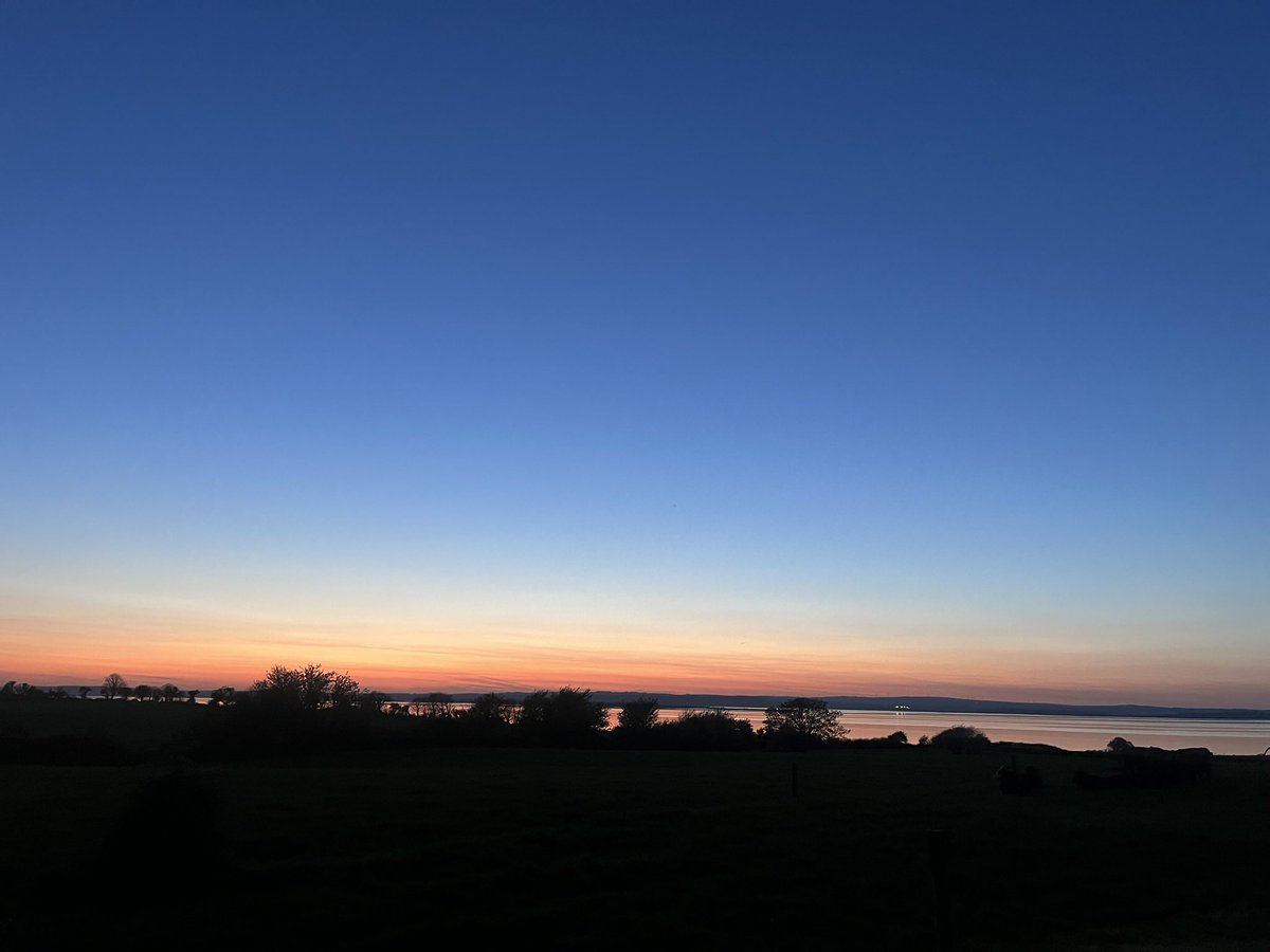 btoolanod's tweet image. Beautiful sunset and full moon