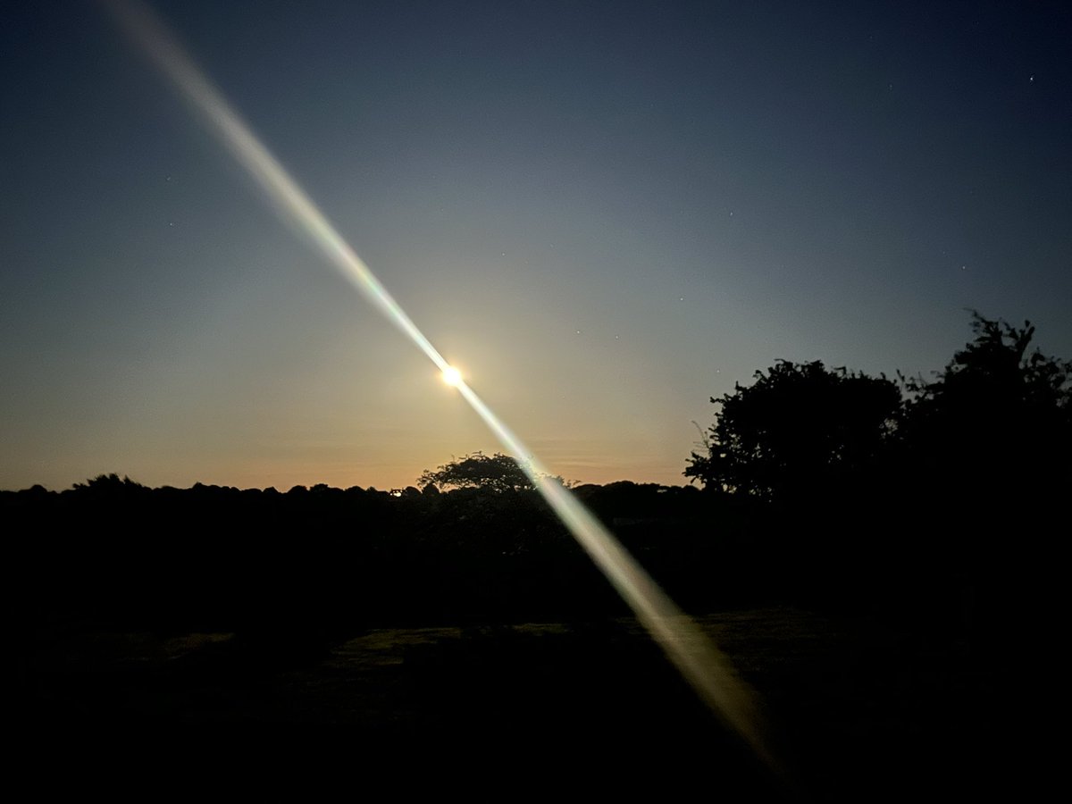 btoolanod's tweet image. Beautiful sunset and full moon