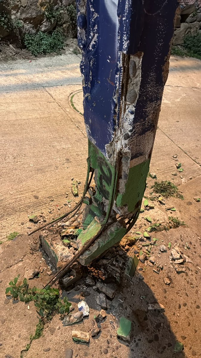 jv65monjasbajo's tweet photo. Desde 2023 pidiendo señalética a @MunicipioValpo está tarde nuevamente un auto Kia rio gris quedó atrapado y choco un poste que quedó afirmado en algunos alambres @CarabValparaiso @camilanietoh @Chilquinta @AlertaNoticiasV https://t.co/F0dRyfRJvZ