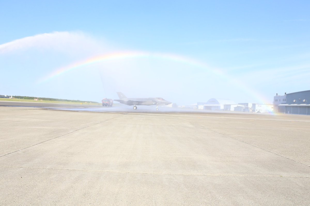 jasdf_misawa's tweet image. 三沢基地所属のＦ－３５Ａ操縦者が日本で初めてＦ－３５Ａの合計飛行時間１０００時間を達成し、記念セレモニーが行われました。セレモニーでは、ロッキードマーチン社から贈呈された記念ワッペンを第３航空団司令が贈呈しました。 

 #三沢基地 #航空自衛隊 #Ｆ３５Ａ