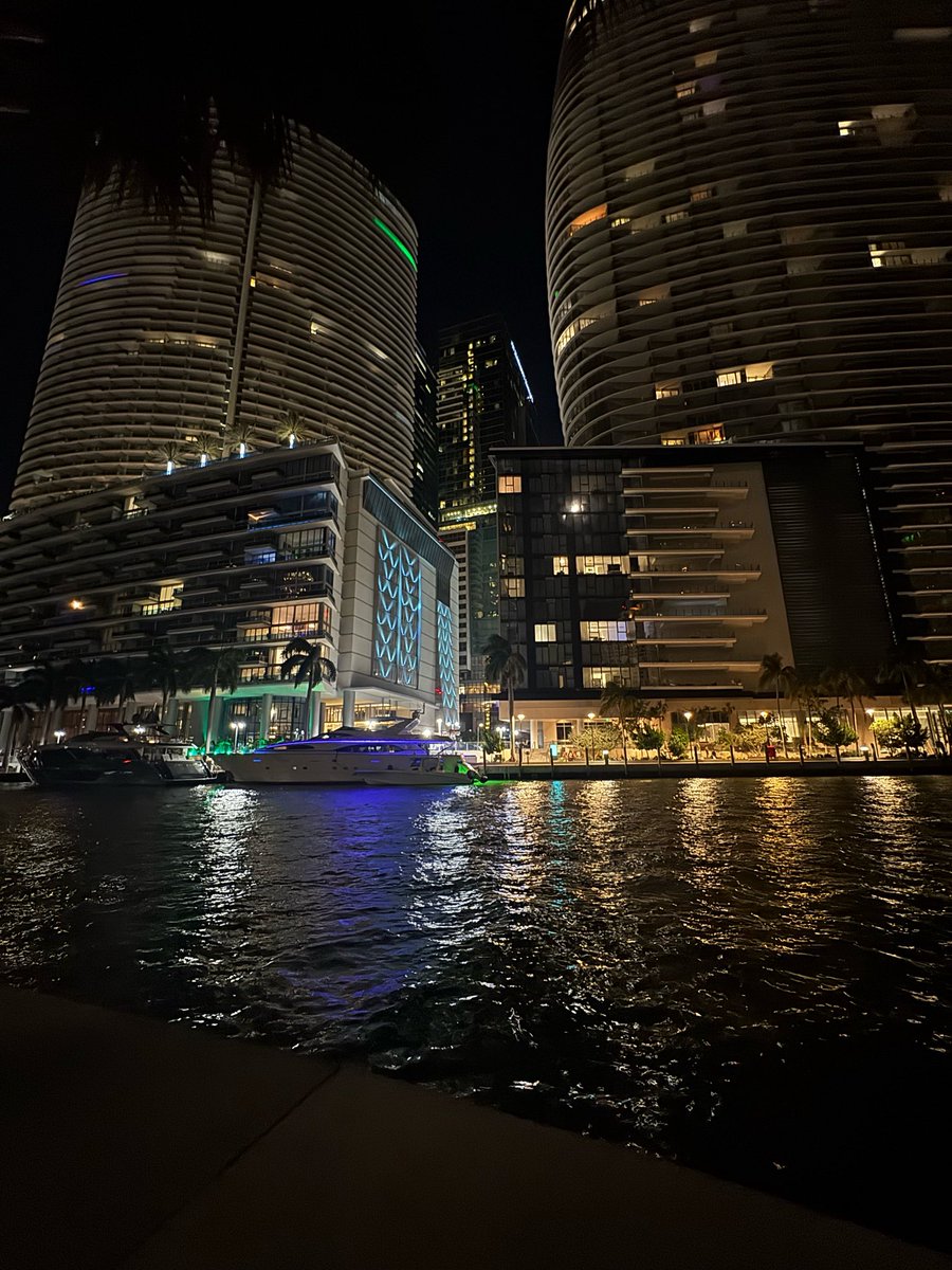 nicogarcia's tweet image. Night walk in a neighborhood like this and an apartment designed by Zaha Hadid. Simple life.