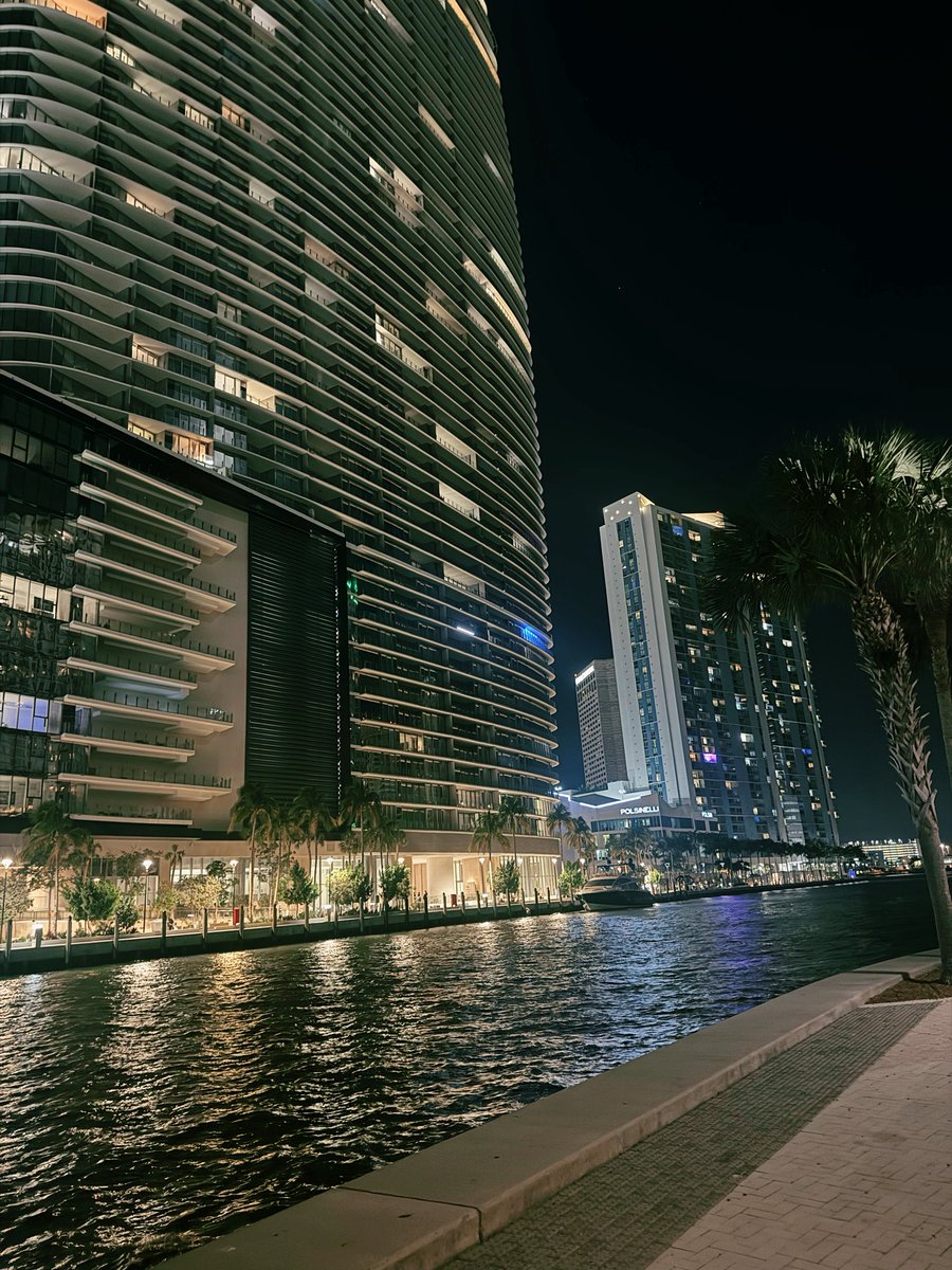 nicogarcia's tweet image. Night walk in a neighborhood like this and an apartment designed by Zaha Hadid. Simple life.