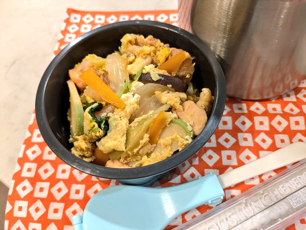 musuko2riobento's tweet photo. 2025/7/7 (月)🎋8(火)9(木)
ハンバーグ弁当
親子丼🍱
タコとホタテのレモンバター炒め🍱
ハンバーグがお弁当で1番好きと言われて先週たくさん作って冷凍ストック❄
(月)から大活躍😊
(水)のタコとホタテは前日本人が
食べなかったお刺身からのスライド🐙
暑いからこそ
しっかり食べて欲しいな〜🍚🍚 https://t.co/UjGmiGIOKR