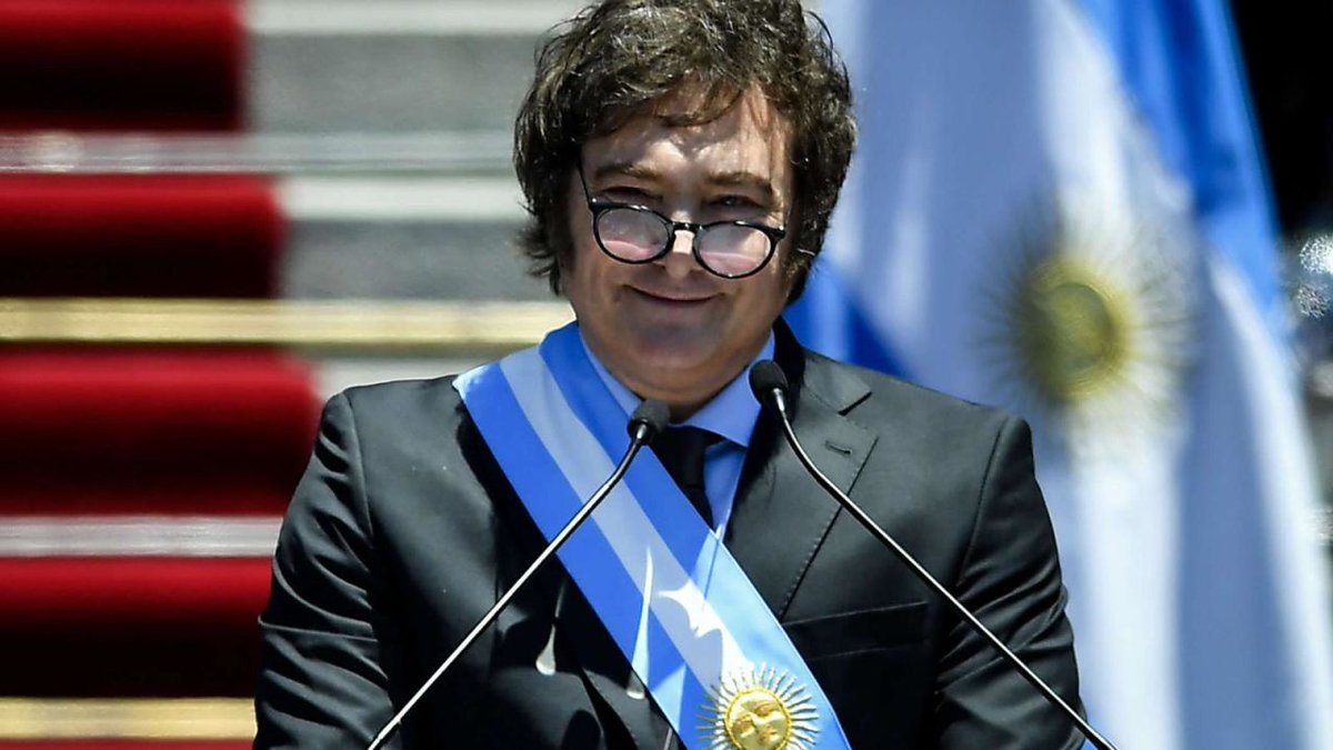 elduckpost's tweet photo. Posta, esta tarde escuchando a la CASTA, me di cuenta de que nunca tuve tantas ganas de votar a un gobierno como ahora.

Con Macri, votaba solo para que no ganaran los K. Pero esta vez es distinto: Con Milei siento, por primera vez desde que tengo memoria, que el país va en la dirección correcta. Me transmite esperanza y tranquilidad. Siento algo que jamás había sentido: estabilidad, baja de inflación, baja de pobreza.

Quiero que Milei gane porque, para mí, es el mejor gobierno de la historia. Me da igual si piensan que soy un chupamedias: estoy diciendo la verdad. El tipo está cumpliendo todo lo que pedíamos, siendo exactamente lo que voté.

Por eso, desde esta cuenta, voy a aportar mi granito de arena en esta batalla, para que ese cambio se consolide y Argentina vuelva a ser grande otra vez

VLLC 🇦🇷