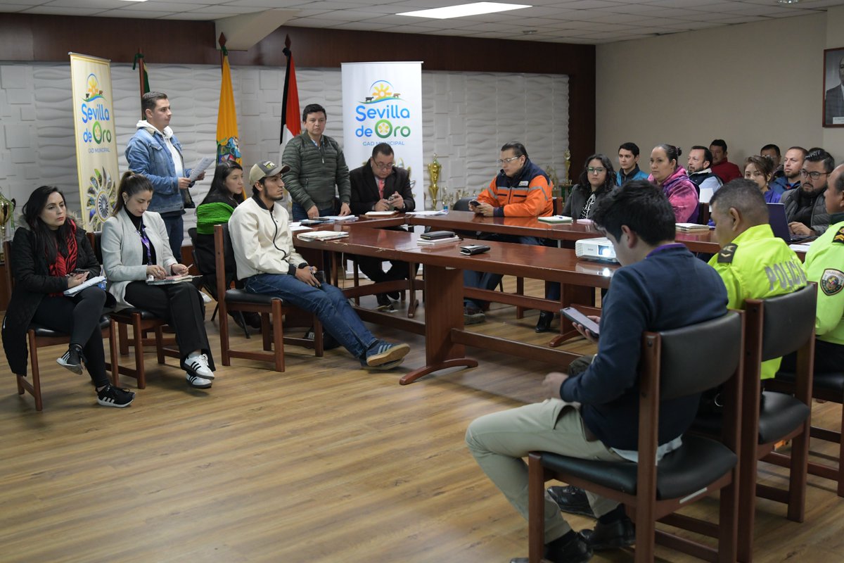 El COE Cantonal de Sevilla de Oro se volvió a reunir este jueves 10 de julio, para evaluar las afecciones viales por los deslizamientos y deslaves registrados a nivel cantonal. Se contabilizan 44 puntos de riesgo a nivel del cantón. Continúan labores de limpieza.