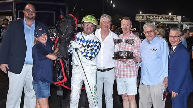 TR_Harness's tweet image. 𝗤𝗨𝗘𝗦𝗧 𝗙𝗢𝗥 𝟳 🏆
2️⃣0️⃣2️⃣3️⃣ Confederate [ Sweet Lou-Geothermal] $668,000 @TheMeadowlands Pace for Trainer Brett Pelling, Owner Diamond Creek Racing - PA, Breeder @DiamondCreekKY  - PA.

#TetrickRacing #PlayBigM #Pace25