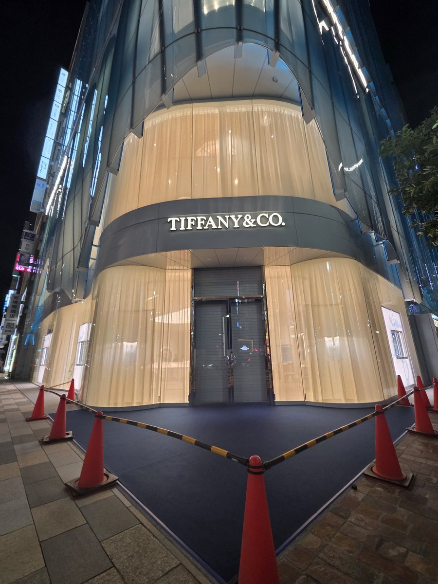 ISOJI_world's tweet photo. オープン前夜。ショーウインドウを飾っているジュエリー✨
#TiffanyCo
#ティファニー銀座 #TiffanyGinza 
#アジア最大旗艦店 #旗艦店
#FlagshipStore
#まもなく #Comingsoon https://t.co/6MYrxDlS5Q