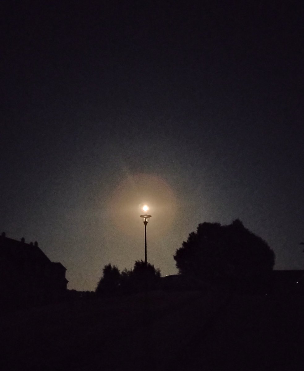 Vagalamouest's tweet photo. Lampadaire lunaire https://t.co/xrs2xy0ZeY