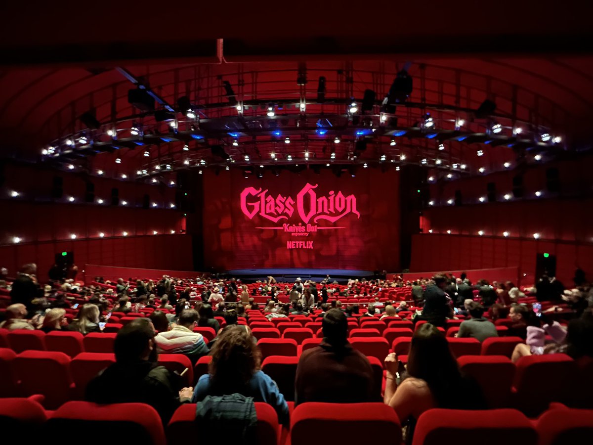 © 𝗞𝗻𝗶𝘃𝗲𝘀 𝗢𝘂𝘁: 𝖦𝗅𝖺𝗌𝗌 𝖮𝗇𝗂𝗈𝗇ᴿᴾ 
↳ 𝟤𝟢𝟤𝟧 • #KnivesOutTwoSD

Sit back, relax, and get ready to take a bite out of this delicious #GlassOnionSD🧅