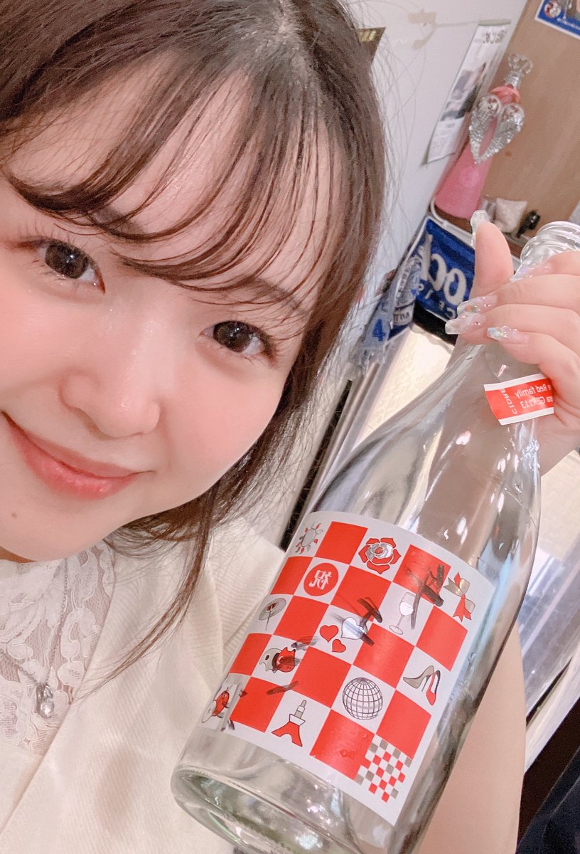 おきゅおわってます❣️昨晩もありがとうございました♪朝方BUTIのチエミさんが来てくれてテンション上がって下までお迎えに行っちゃった✨お祝い嬉し過ぎた🥂感謝🙏そして美味🍎青森のシードルはやっぱ最高だね🍾

今のたまやはももちゃん🍏可愛い髪型してたから見に行ってみてね👀

写真は別角度Ver.📸