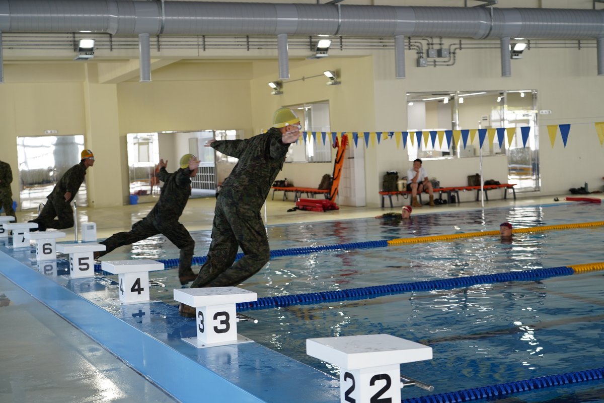 jgsdf_gcc_ardb's tweet image. 【艇長・洋上潜入課程④】
#水陸機動教育隊 は、艇長・洋上潜入課程を実施中です。写真は、艇長課程における洋上生存練度判定の様子です。学生は、これまでの練成の成果を充分に発揮し正確・確実な動作で溺者の曳行及び救助をおこないました。
#水陸機動団 #相浦駐屯地 #自衛隊 #艇長 #洋上
