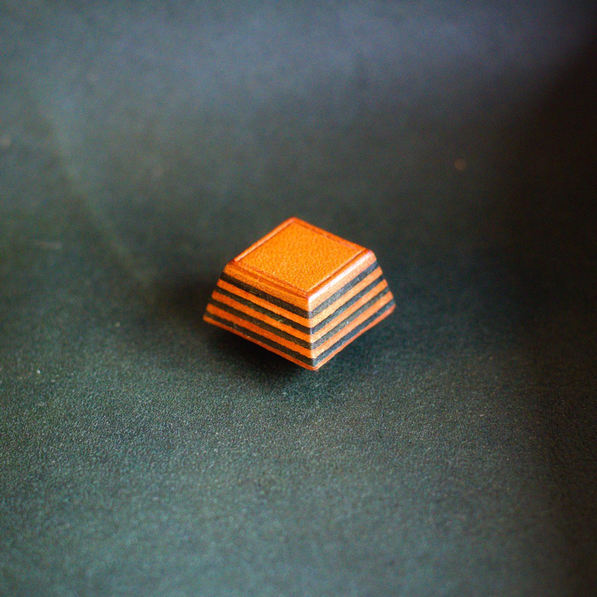 LeatherKeyboard's tweet image. レザーキーキャップできた！
実はレザーの横の断面(コバ) ってきれいなんです。それを愛でるキーキャップ。

Just finished my leathercraft piece—so excited to share it!
Thanks to @Malayan_tapir_  and @JLC3DP !
#keycap_gen 
#keycaps 
#leathercraft 
#3DP