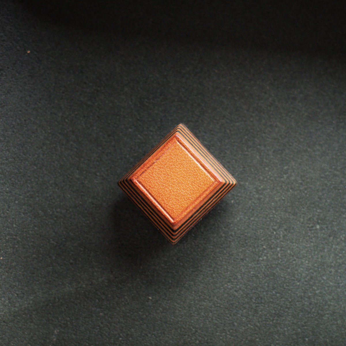 LeatherKeyboard's tweet image. レザーキーキャップできた！
実はレザーの横の断面(コバ) ってきれいなんです。それを愛でるキーキャップ。

Just finished my leathercraft piece—so excited to share it!
Thanks to @Malayan_tapir_  and @JLC3DP !
#keycap_gen 
#keycaps 
#leathercraft 
#3DP