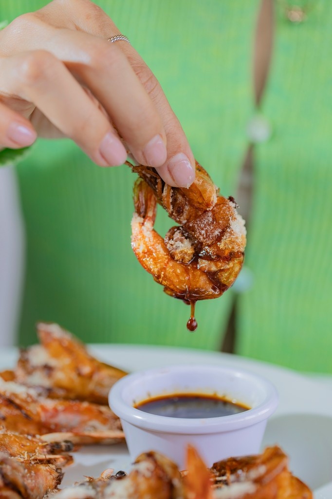 Así está la movida, sumerja esa cucaracha y le mete la mordida 🦐💦