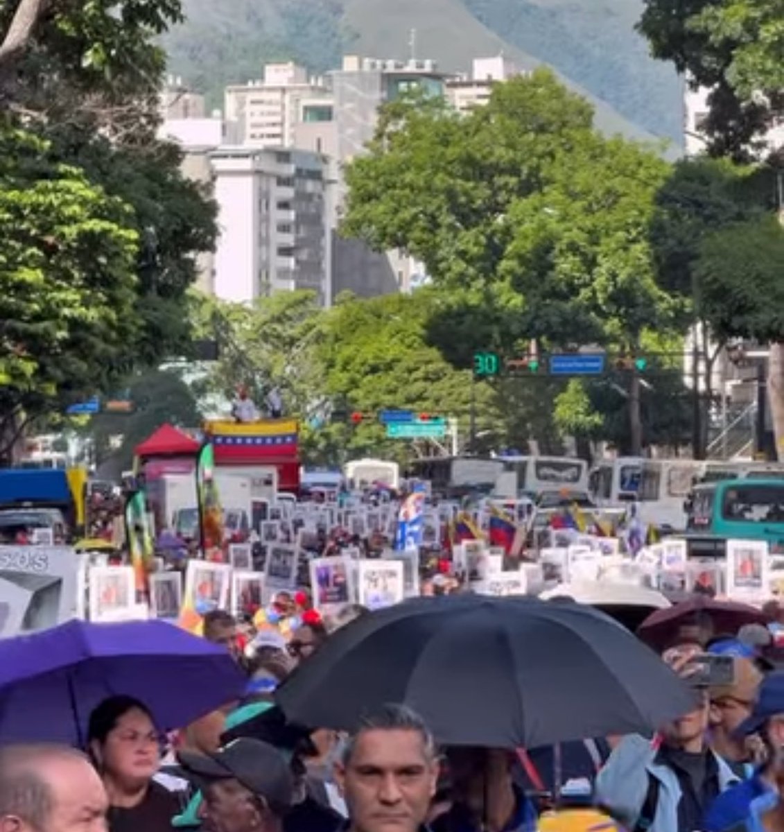 🇻🇪 Venezuela sale a las calles a exigir la liberación de los 31 niños secuestr4dos por el gobierno de EEUU y los 252 migrantes inocentes encarcelados por Nayib Bukele en El Salvador.

Hay 31 niños secuestr4dos, separados de sus madres y el mundo no lo sabe.

MÁXIMA DIFUSIÓN 📣