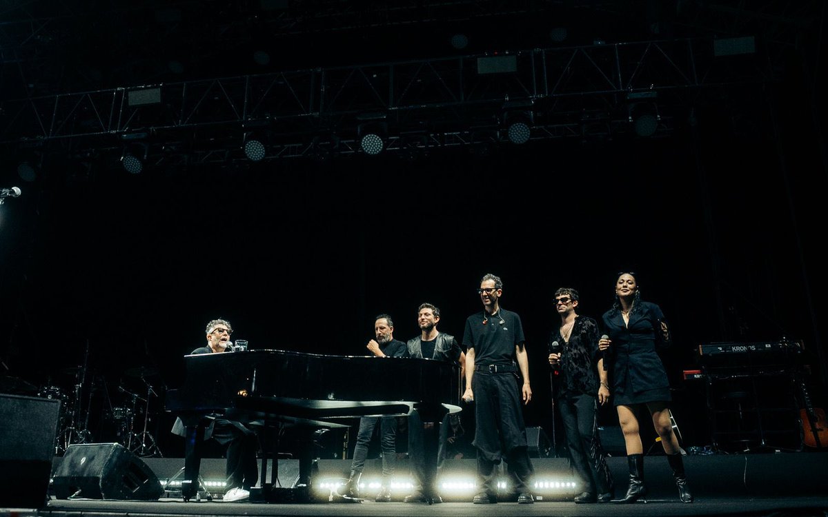 FitoPaezMusica's tweet image. Hoy fue la autentica noche de “La Luna de Valencia”.
Todos flotando en el éter de la música y el amor.
Gracias Vaiencia!
Inolvidable concierto!
Todo mi amor!