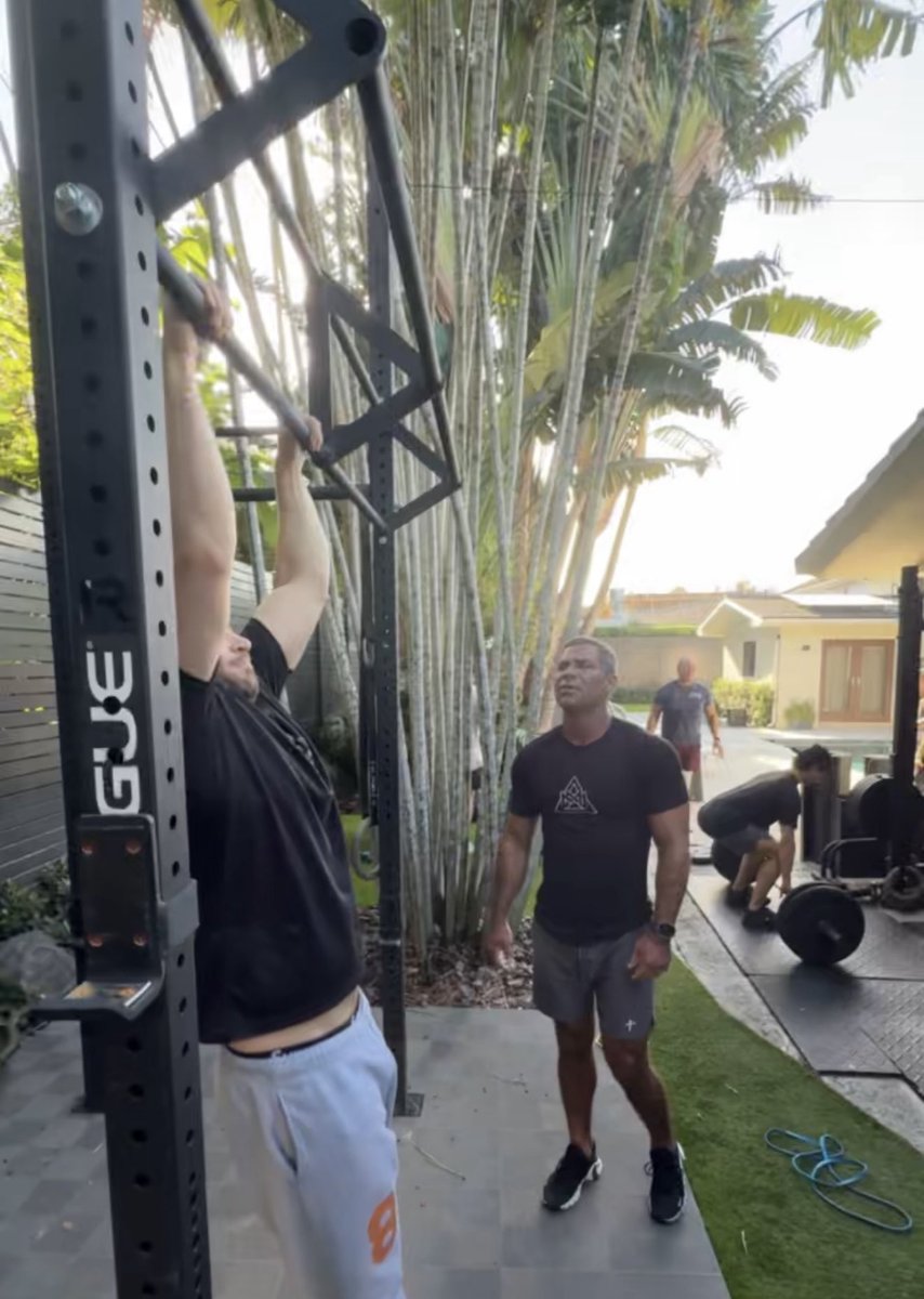 celollorente's tweet image. Great workout yesterday with @FrancisSuarez @adinross ! 🙌🏼