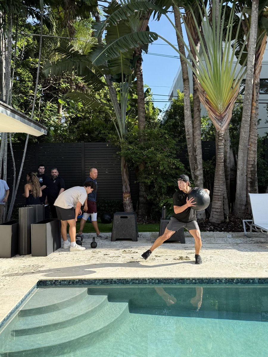 celollorente's tweet image. Great workout yesterday with @FrancisSuarez @adinross ! 🙌🏼