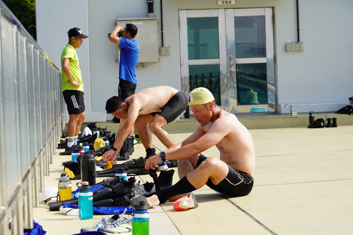 jgsdf_gcc_ardb's tweet image. 【艇長・洋上潜入課程⑤】
#水陸機動教育隊 は、艇長・洋上潜入課程を実施中です。写真は、洋上潜入課程におけるラン・フィン・ランの様子です。3㎞走り、1㎞フィンで泳ぎ、また3㎞走る過酷な課目です。炎天下のなか、最後まで集中を切らさず走り切りました。
#水陸機動団 #相浦駐屯地 #自衛隊