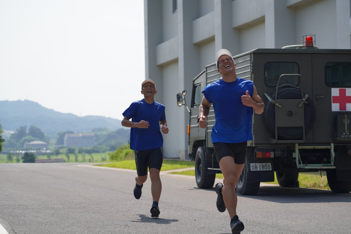 jgsdf_gcc_ardb's tweet image. 【艇長・洋上潜入課程⑤】
#水陸機動教育隊 は、艇長・洋上潜入課程を実施中です。写真は、洋上潜入課程におけるラン・フィン・ランの様子です。3㎞走り、1㎞フィンで泳ぎ、また3㎞走る過酷な課目です。炎天下のなか、最後まで集中を切らさず走り切りました。
#水陸機動団 #相浦駐屯地 #自衛隊