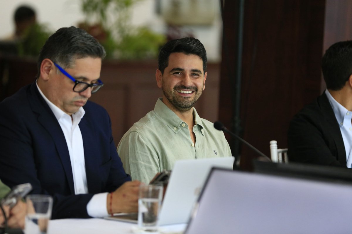 DeporteEc's tweet photo. ¡#ElNuevoEcuador no se detiene! 

El ministro @JDJimenezV fue parte del Gabinete Ministerial liderado por el presidente @DanielNoboaOk.

Dimos a conocer los avances de los programas que lleva a cabo @DeporteEc en beneficio de todos los ecuatorianos. 💪🇪🇨 https://t.co/QJz8UjbeQ5