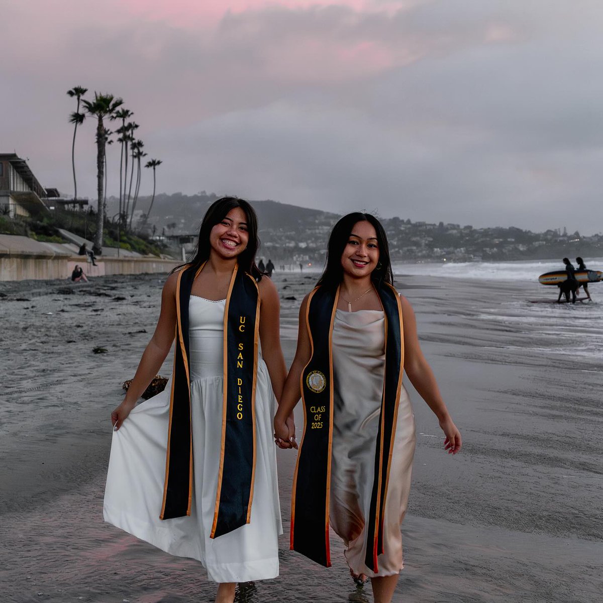 UCSDalumni's tweet image. "twins on our birth certificates, tritons on our diplomas!
finished our final year at school together and building upon the work of our parents (@ucsdalumni ‘93)!"
-Faith Rivera '25 and Grace Rivera '25, with parents Sheila Alignay-Rivera '93 and Jeffery Rivera '93 🔱
