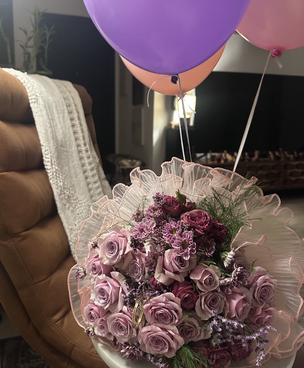 memato0's tweet image. كبرت سنة ♥️🎈

وكبر معايا حبّي للحياة، وامتناني للأشياء الصغيرة اللي تصنع يومي.
أتمنى من قلبي تكبر معايا الراحة، الحكمة، والرضا و تكون سنة نضج و سلام ✨
يارب سنة جديدة وانا قلبي خفيف، مرِن، ومؤمن إن الأجمل لسه جاي.
كل عام وأنا مزهرة بطريقتي 🌸💜