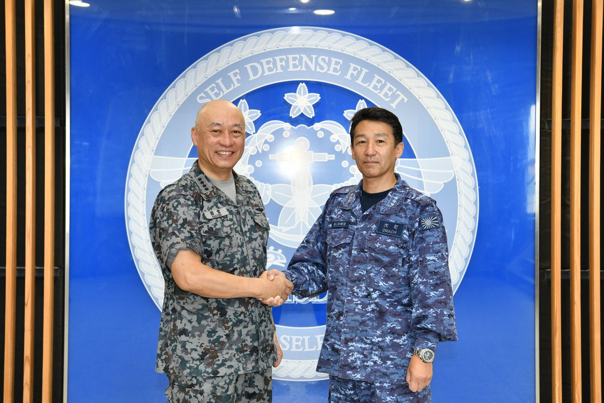 jjoc_pa's tweet image. 7月9日(水)、#統合作戦司令官 は、海上自衛隊自衛艦隊司令部を視察し、自衛艦隊司令官 大町克士 海将から自衛艦隊の部隊運用に関する報告を受けました。我々は海上防衛を担う第一線部隊の現状等を把握し、平素から有事までシームレスに領域横断作戦を遂行する統合運用態勢の確立を目指しています。