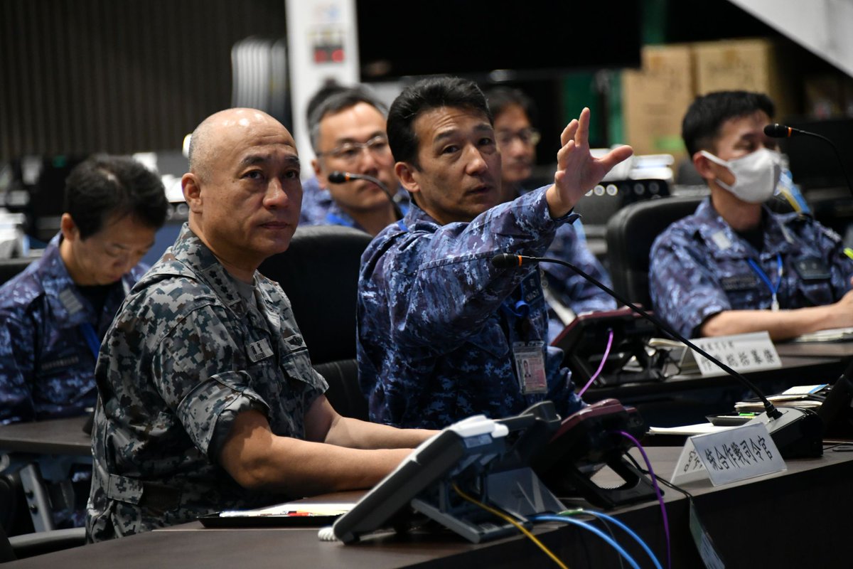 jjoc_pa's tweet image. 7月9日(水)、#統合作戦司令官 は、海上自衛隊自衛艦隊司令部を視察し、自衛艦隊司令官 大町克士 海将から自衛艦隊の部隊運用に関する報告を受けました。我々は海上防衛を担う第一線部隊の現状等を把握し、平素から有事までシームレスに領域横断作戦を遂行する統合運用態勢の確立を目指しています。