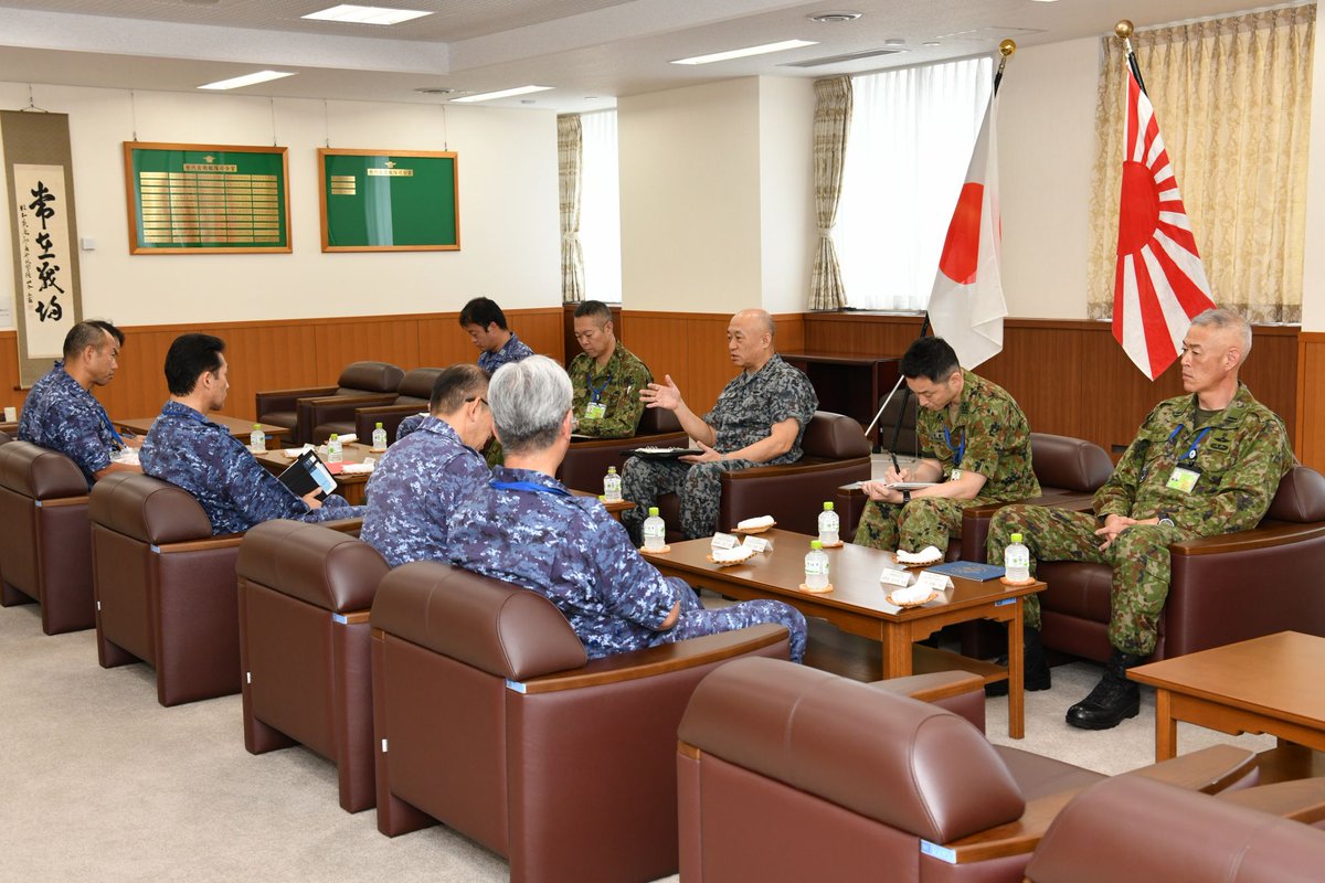 jjoc_pa's tweet image. 7月9日(水)、#統合作戦司令官 は、海上自衛隊自衛艦隊司令部を視察し、自衛艦隊司令官 大町克士 海将から自衛艦隊の部隊運用に関する報告を受けました。我々は海上防衛を担う第一線部隊の現状等を把握し、平素から有事までシームレスに領域横断作戦を遂行する統合運用態勢の確立を目指しています。