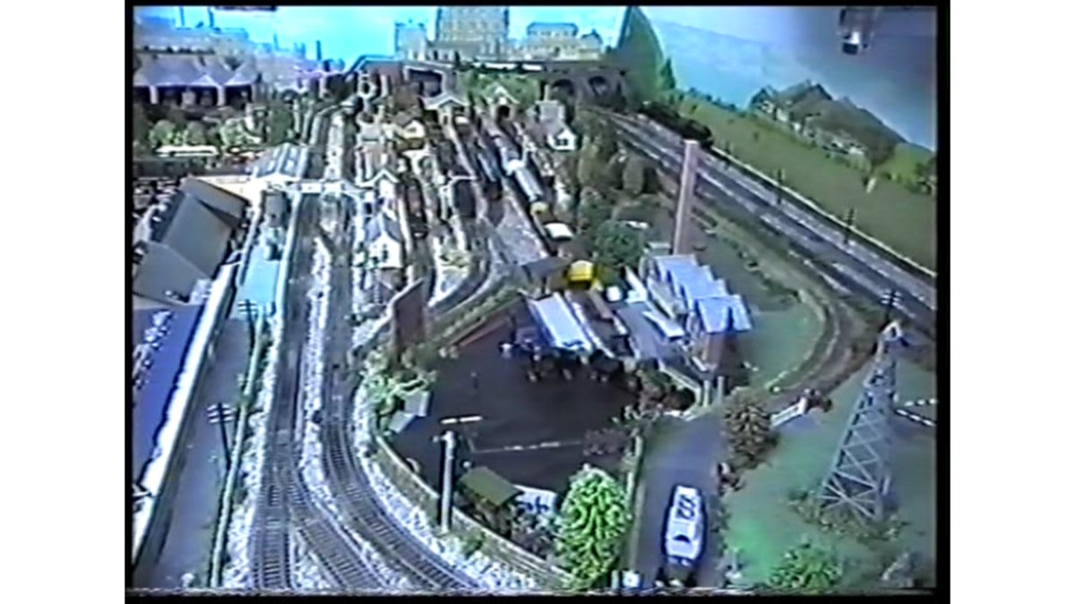 ModelRailsandMe's tweet image. Coming up on the YouTube channel... in a recently discovered DVD film found at a local model shop... we visit the OO scale world of CARLINGFORD, as we shrink down to size for lineside and wagon ride shots, hopefully bringing a new audience to a classic layout.
#modelrailway