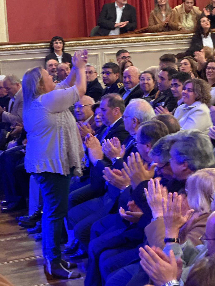 cdcamy's tweet image. En el Teatro Maccio de San José. Participando de la ceremonia de asunción de nuestra compañera @ABentaberri , reelecta como Intendente de San José. P
