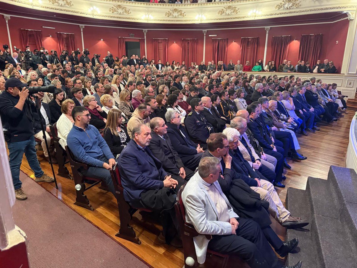 cdcamy's tweet image. En el Teatro Maccio de San José. Participando de la ceremonia de asunción de nuestra compañera @ABentaberri , reelecta como Intendente de San José. P