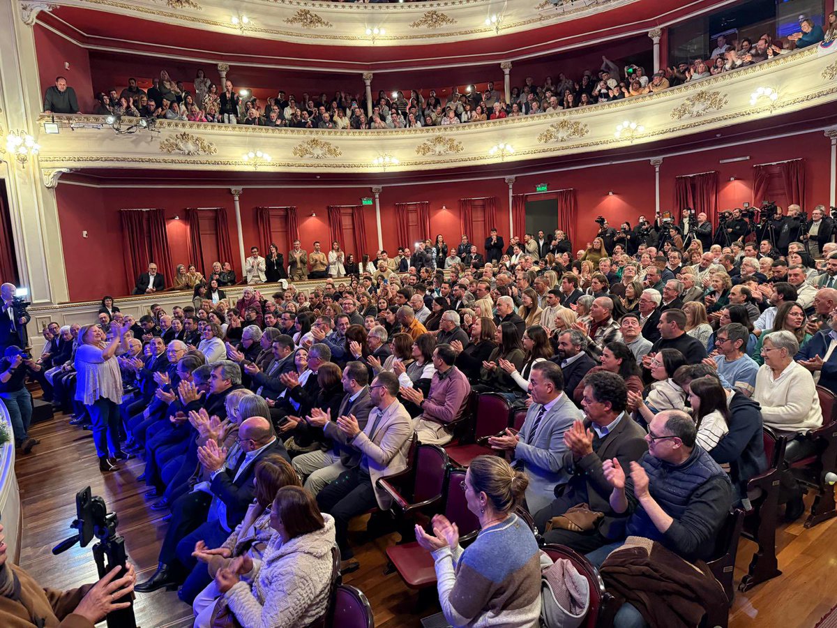 cdcamy's tweet image. En el Teatro Maccio de San José. Participando de la ceremonia de asunción de nuestra compañera @ABentaberri , reelecta como Intendente de San José. P