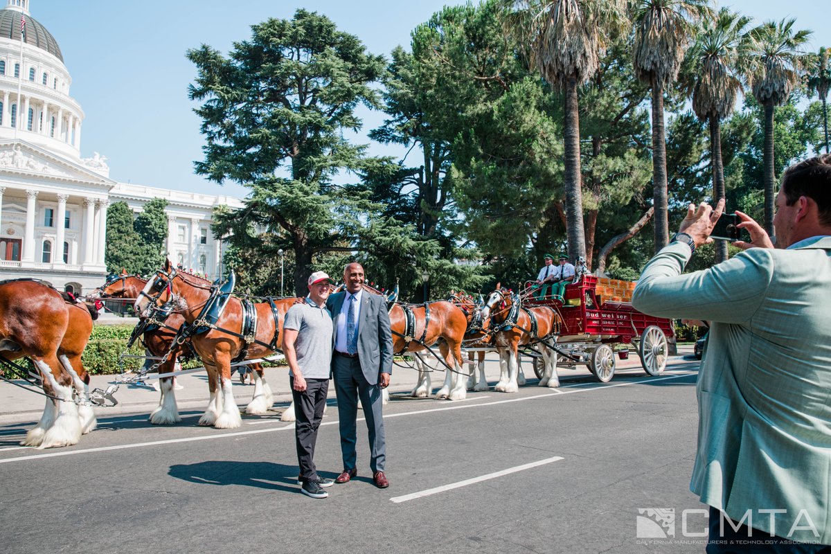 cmta's tweet image. The @Budweiser Clydesdales made a stop at the State Capitol today, as part of their national tour raising funds for veteran families.🇺🇸 Thank you to CMTA member @AnheuserBusch and Budweiser for giving back to communities across the U.S.!