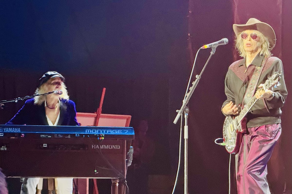 NFtweets's tweet image. Another sublime performance by @MickPuck & @WaterboysMusic in @LATMofficial Cork last night
🎹 🎸 🥁 🎸 🎹
#thewaterboys