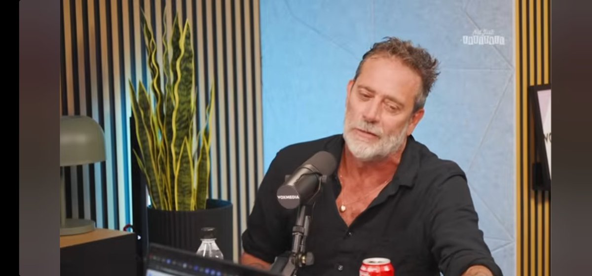 love4theatre1's tweet photo. Am I the only one who was getting completely distracted by this plant? I mean, it's magnificent, and I want it.😍😆 #plantobsession #jeffreydeanmorgan https://t.co/UCjPjdJD9G