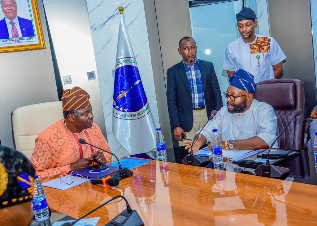 MatthewAdepoju6's tweet image. Nigeria is moving from launch dreams to launch readiness.Met today with XRTECH Nigeria &amp;amp; EMPOSAT China on boosting 🇳🇬’s satellite capabilities.
✅ 4 satellites in the pipeline
✅ Local engineers leading
✅ Ground station proposed for 430+ daily satellite passes
#NASRDA #XRTECH