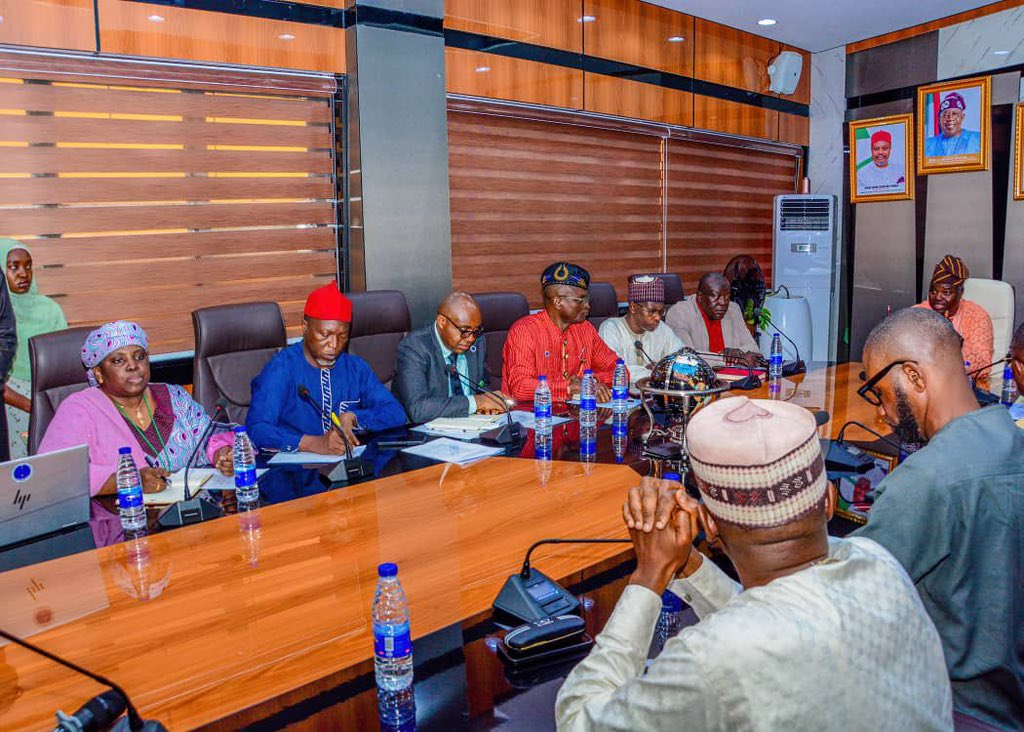 MatthewAdepoju6's tweet image. Nigeria is moving from launch dreams to launch readiness.Met today with XRTECH Nigeria &amp;amp; EMPOSAT China on boosting 🇳🇬’s satellite capabilities.
✅ 4 satellites in the pipeline
✅ Local engineers leading
✅ Ground station proposed for 430+ daily satellite passes
#NASRDA #XRTECH