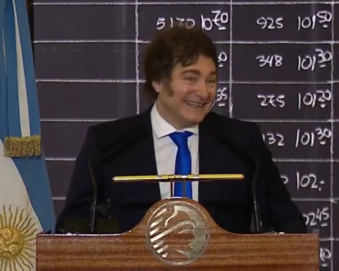 Con esa cara de psiquiátrico anuncia que va a vetar el aumento a los jubilados, mientras reparte planes a lo pavote.