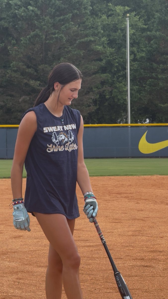 AnzBattle17's tweet image. Borrowed a shirt from my mom tonight… turned out to be the perfect motivation. 💪🏼 Sweat Now, Shine Later.
We put in the work — and we’re right back at it tomorrow. #GrindSeason
@SUHawksSoftball @TNUsoftball @TroySoftball @BrenauSoftball @RUSoftball22 @LipscombSB @FGCU_Softball