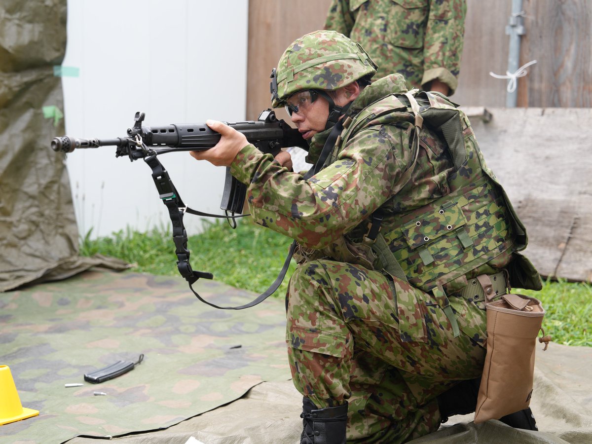 1i_nerima's tweet image. 【訓練検閲①】
連隊は空包を使用した非実射検定を行いました。それぞれの姿勢での射撃や故障排除(弾詰まり時等の対処)の練度について評価しました。
#練馬
#1連隊
#射撃