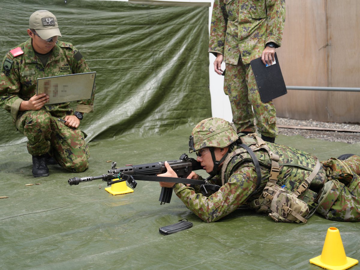 1i_nerima's tweet image. 【訓練検閲①】
連隊は空包を使用した非実射検定を行いました。それぞれの姿勢での射撃や故障排除(弾詰まり時等の対処)の練度について評価しました。
#練馬
#1連隊
#射撃