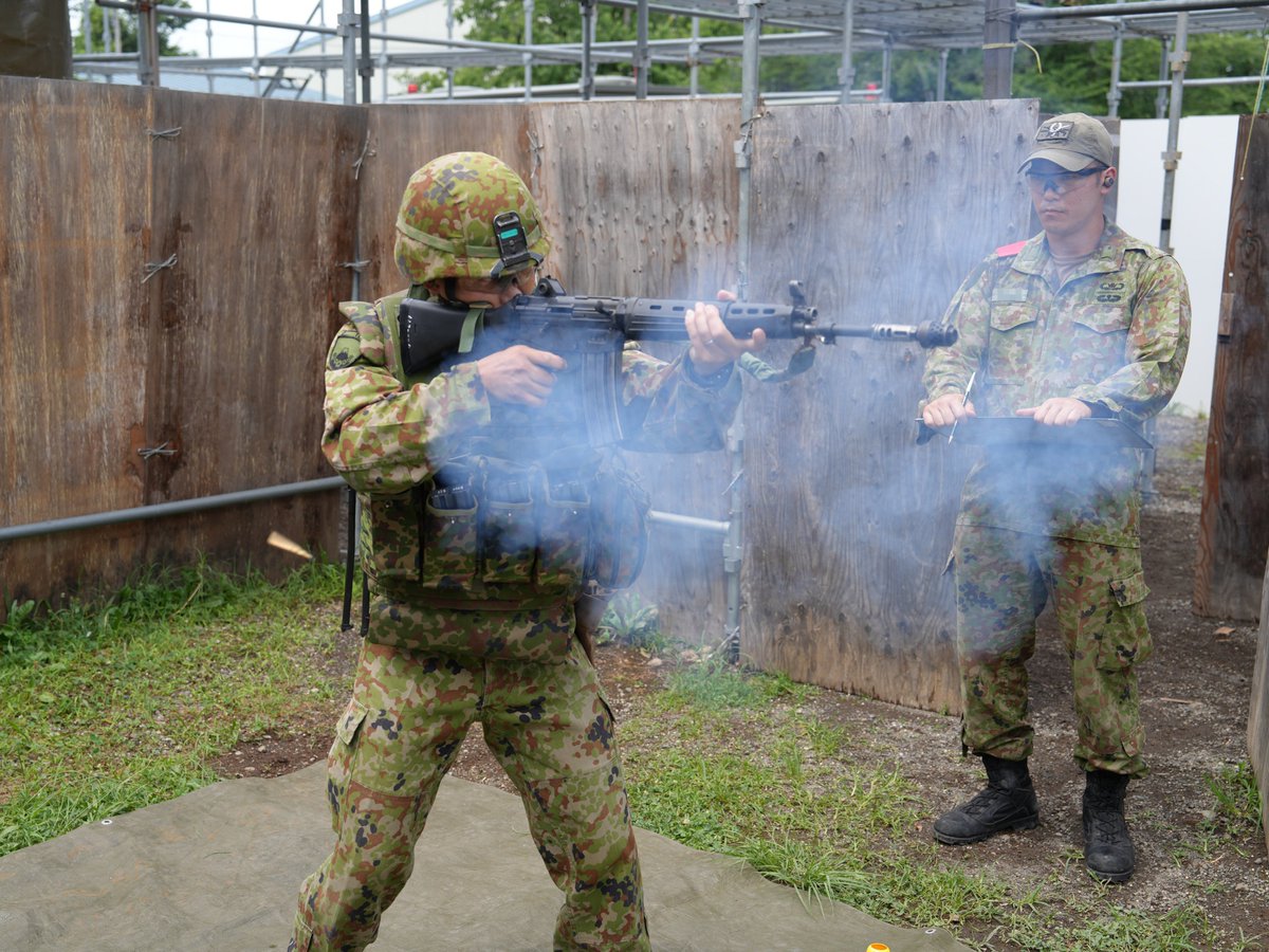 1i_nerima's tweet image. 【訓練検閲①】
連隊は空包を使用した非実射検定を行いました。それぞれの姿勢での射撃や故障排除(弾詰まり時等の対処)の練度について評価しました。
#練馬
#1連隊
#射撃
