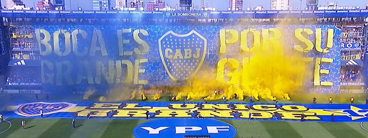 nelsonosses's tweet image. La razón más importante de la GRANDEZA de un club. Más que los títulos o el poder económico, es su popularidad. La GENTE es el título, el resto son párrafos de historia.

El lienzo gigante, que más de una vez ha utilizado Boca, representa la esencia del impacto de este deporte❤️‍🔥