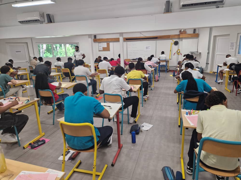 #Baccalauréat. Malgré le contexte éprouvant de cette année, les élèves du #LycéeFrançais Alexandre Dumas de Port-au-Prince ont obtenu 100% de réussite aux examens du #Bac et du #Brevet. Une réussite exceptionnelle. Bravo à tous les porteurs d'un avenir meilleur en #Haïti.