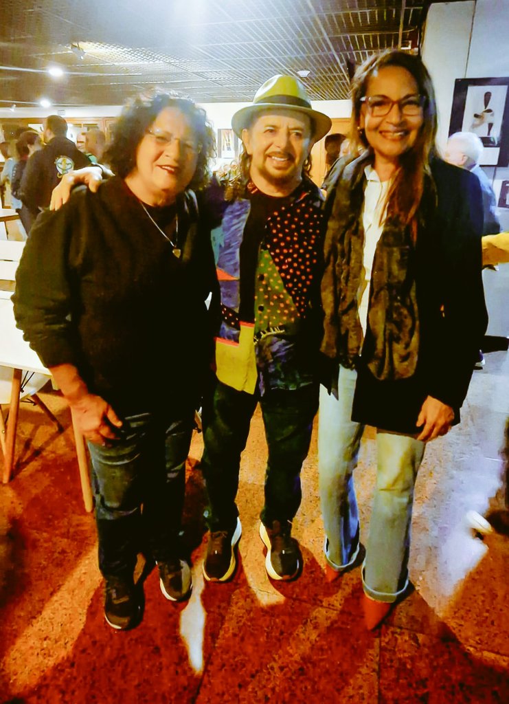 Encontrando amigos no teatro Firjans SESI no centro Rio de Janeiro-RJ
Na foto; a cantora e compositora Fernanda Fernandes <a href="/fhernandaf/">Fhernanda Fernandes</a>  o mestre  #GeraldoAzevedo e eu em noite de show do querido e talentoso  <a href="/ChicoCesarOf/">Chico César</a> 👏👏👏