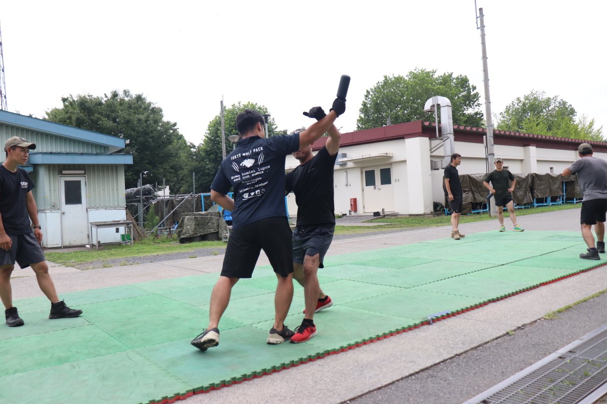 1i_nerima's tweet image. 連隊は凶器を持った不審者の制圧を目的とした格闘訓練を実施しました。不意急襲的に襲いかかってくる不審者に対する対処能力を向上させました。
#練馬
#1連隊
#格闘