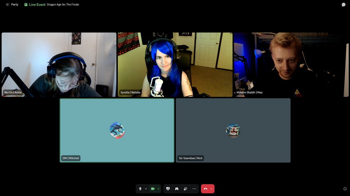 It's time for the final climatic session of our #DragonAge 5e campaign! I'm in my Syretia cosplay tonight ⚡️💙